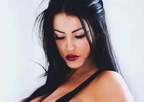 Gêmeas? Claudia Alende imita Megan Fox em “Garota Infernal”