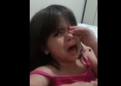 Menina de 3 anos chora porque sua mãe não deixa ela namorar
