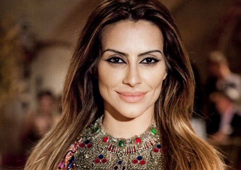 Cleo Pires aparece sem camisa na web e arranca elogios 