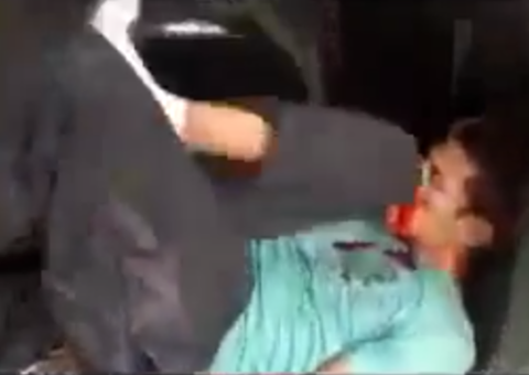 Preso fere o nariz com o próprio joelho tentando acusar policiais de maus tratos