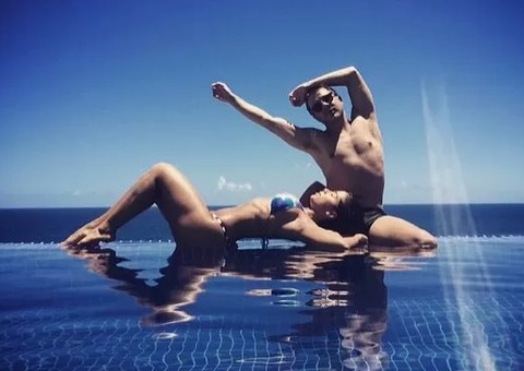 Anitta imita Bruna Marquezine e mostra corpão 