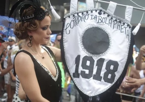 Leandra Leal e Maria Rita caem na folia no bloco Bola Preta 