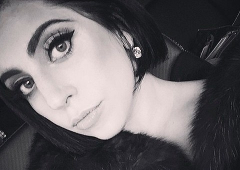 Lady Gaga muda visual e aparece com cabelos curtinhos