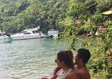 Sem camisa, Thammy Miranda posa em clima de romance com namorada 