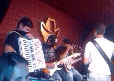 Redes sociais fervem com caso de garota que fez cocô em casa de show