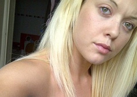 Garota descobre traição no celular do namorado, nu com uma morena