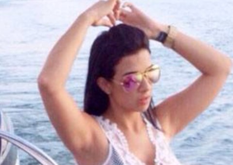 Garota morre ao bater o carro durante conversa em grupo do WhatsApp