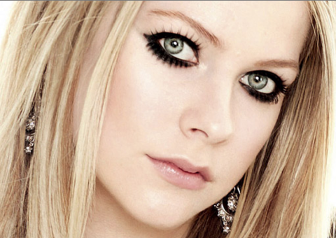 Avril Lavigne confessa que teve medo de morrer após cinco meses de cama