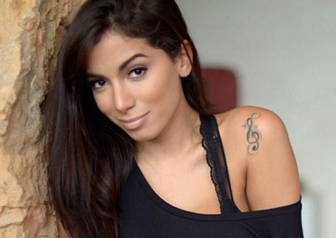 Anitta usa look dominatrix que realça suas curvas em show