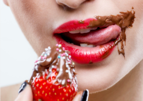 Você sabia que chocolate é afrodisíaco? Então use o doce para esquentar o seu romance