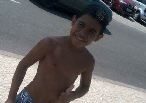 Vídeo mostra a criança morta em tiroteio no Alemão; internet ferve com outros flagras