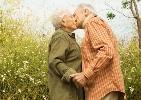 Vida sexual fica melhor após 50 anos de casamento, diz pesquisa