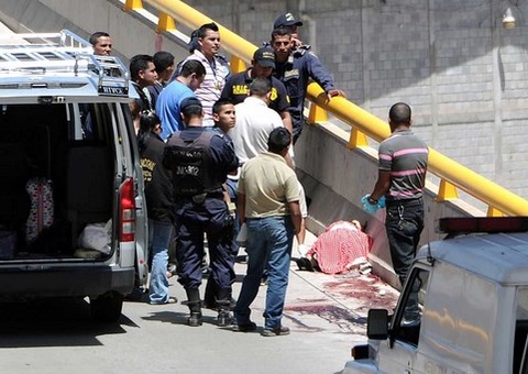 Três modelos são arrancadas de veículo e executadas no meio da rua