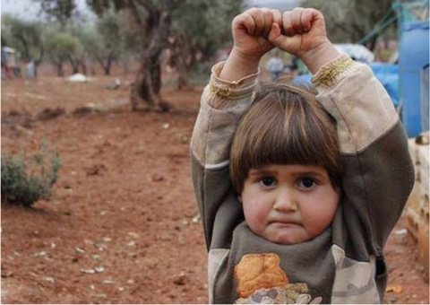 Saiba o que está por trás da foto da criança síria que 'se rende'