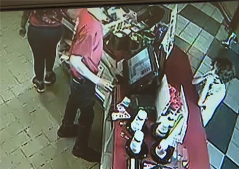 Atendente tem incrível surpresa após pagar lanche de garoto