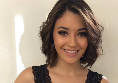 Apimentada! Carolina Oliveira posa de biquíni para ensaio fotográfico