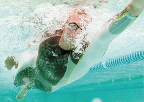 Chinesa bate recorde como primeira centenária a nadar 1500 metros