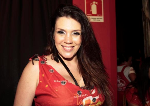 Simony posa mais magra e sexy em ensaio para o Paparazzo