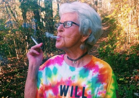 Mulher de 86 anos que defende maconha estrela campanha de moda