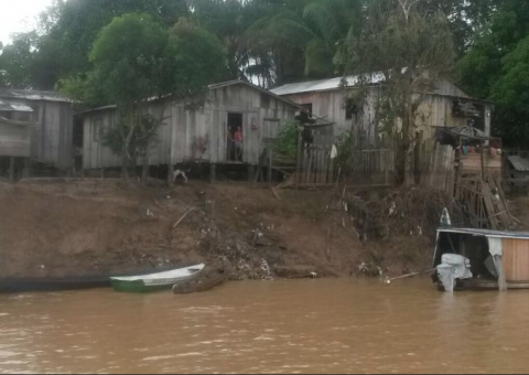 Famílias que fugiram da enchente em Boca do Acre retornam para suas casas