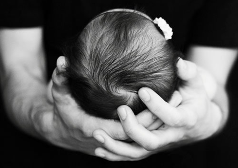  Mãe pula do topo de prédio segurando um bebê de 17 dias