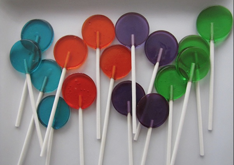 Menina de 9 anos cria pirulito saudável e anticárie