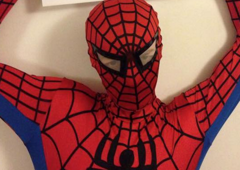 Jovem se veste de Homem-Aranha para alimentar moradores de rua