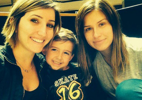 Poliamor: britânico vive com duas mulheres e filhos na mesma casa