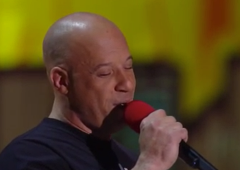 Vin Diesel emociona ao cantar em homenagem a Paul Walker. Assista!
