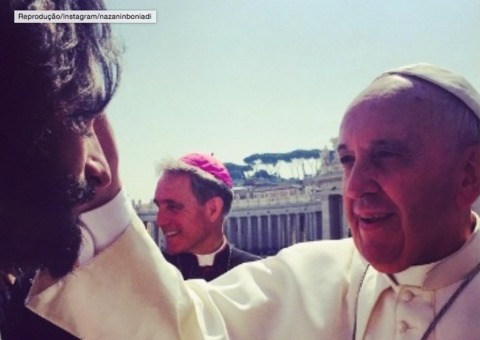 Rodrigo Santoro ganha a bênção do Papa no Vaticano