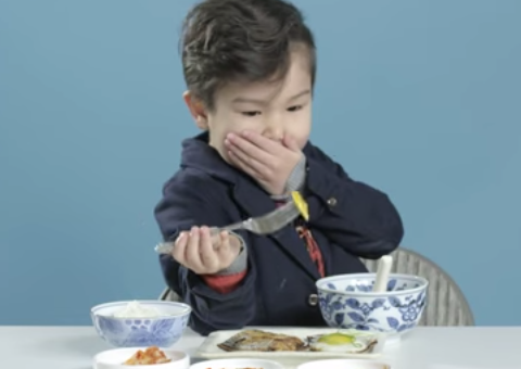 As divertidas reações de crianças experimentando café da manhã de outros países