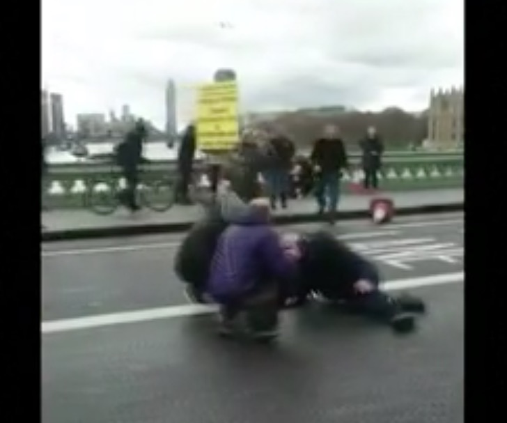 Ataque mata mulher e deixa feridos em frente ao Parlamento britânico  