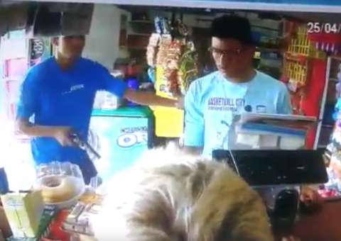 Bandidos assaltam mercearia de Manaus e câmeras flagram tudo