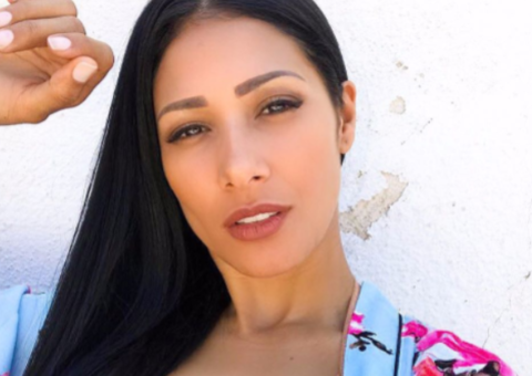 Em Manaus, Simaria sensualiza de biquíni e manda recado para fãs 