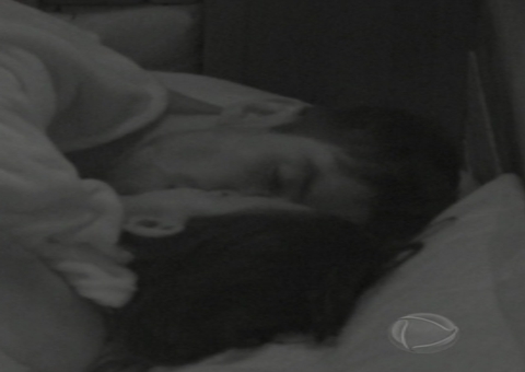 Jakelyne e Mariano esquentam o clima e se beijam debaixo do edredom 