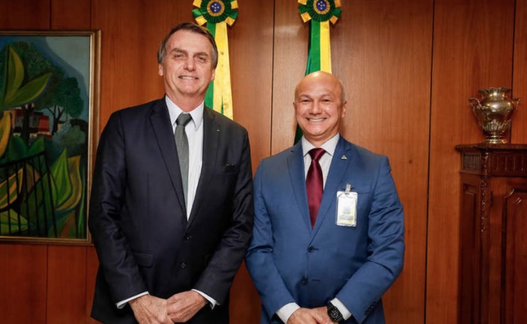 Juíza proíbe vídeos com apoio de Bolsonaro a Coronel Menezes