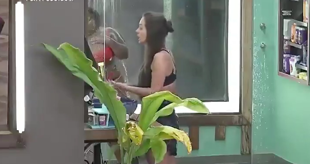 Jojo Todynho e Stéfani discutem durante banho: 'você tá fazendo ignorância'