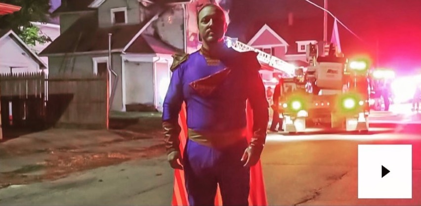 The Boys: Homem vestido de Capitão Pátria salva vítima de incêndio