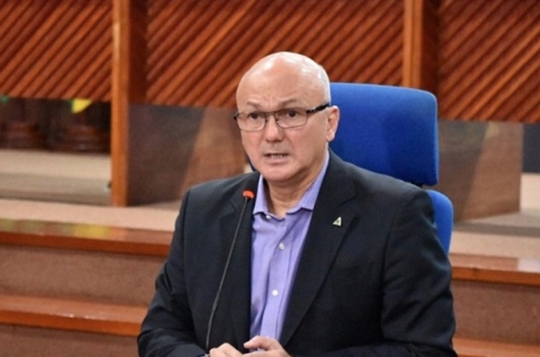 TRE manda Menezes retirar publicações contra privilégios no Executivo