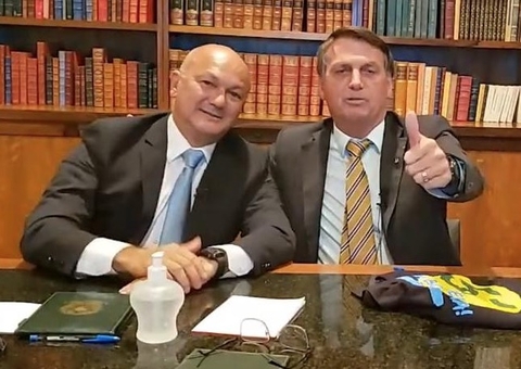 Bolsonaro quebra protocolo e participa de live com Coronel Menezes