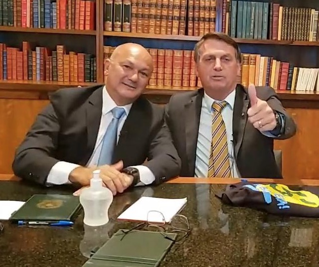 Bolsonaro quebra protocolo e participa de live com Coronel Menezes