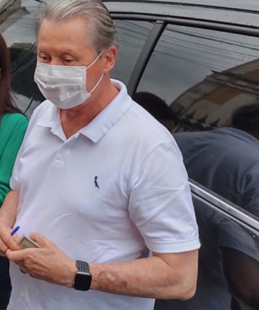 Prefeito de Manaus Arthur Neto vai às urnas para escolher sucessor 