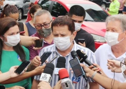 Ao lado de prefeito, Alfredo Nascimento vota na zona Centro-Sul de Manaus