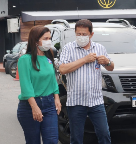 Ao lado de prefeito, Alfredo Nascimento vota na zona Centro-Sul de Manaus