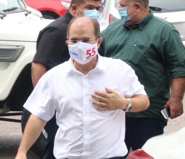 Com discurso de confiança, Ricardo Nicolau chega para votar no Parque 10