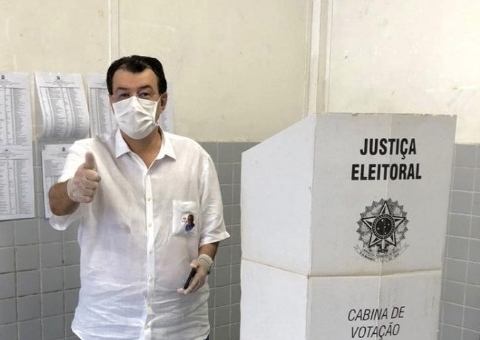 Eduardo Braga vota em escola na zona Oeste de Manaus 