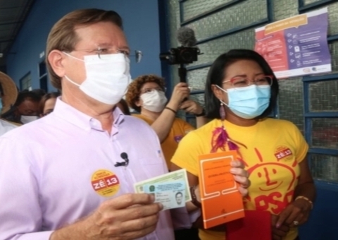 José Ricardo vota em Manaus e se diz confiante para o segundo turno