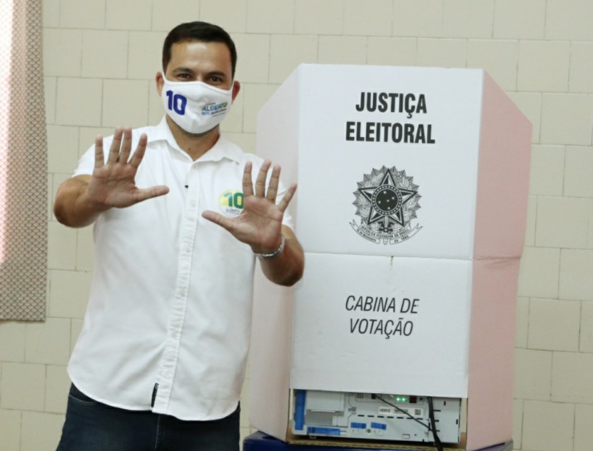 Ao lado da família, Alberto Neto vota na zona Centro-Sul de Manaus