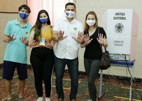 Ao lado da família, Alberto Neto vota na zona Centro-Sul de Manaus