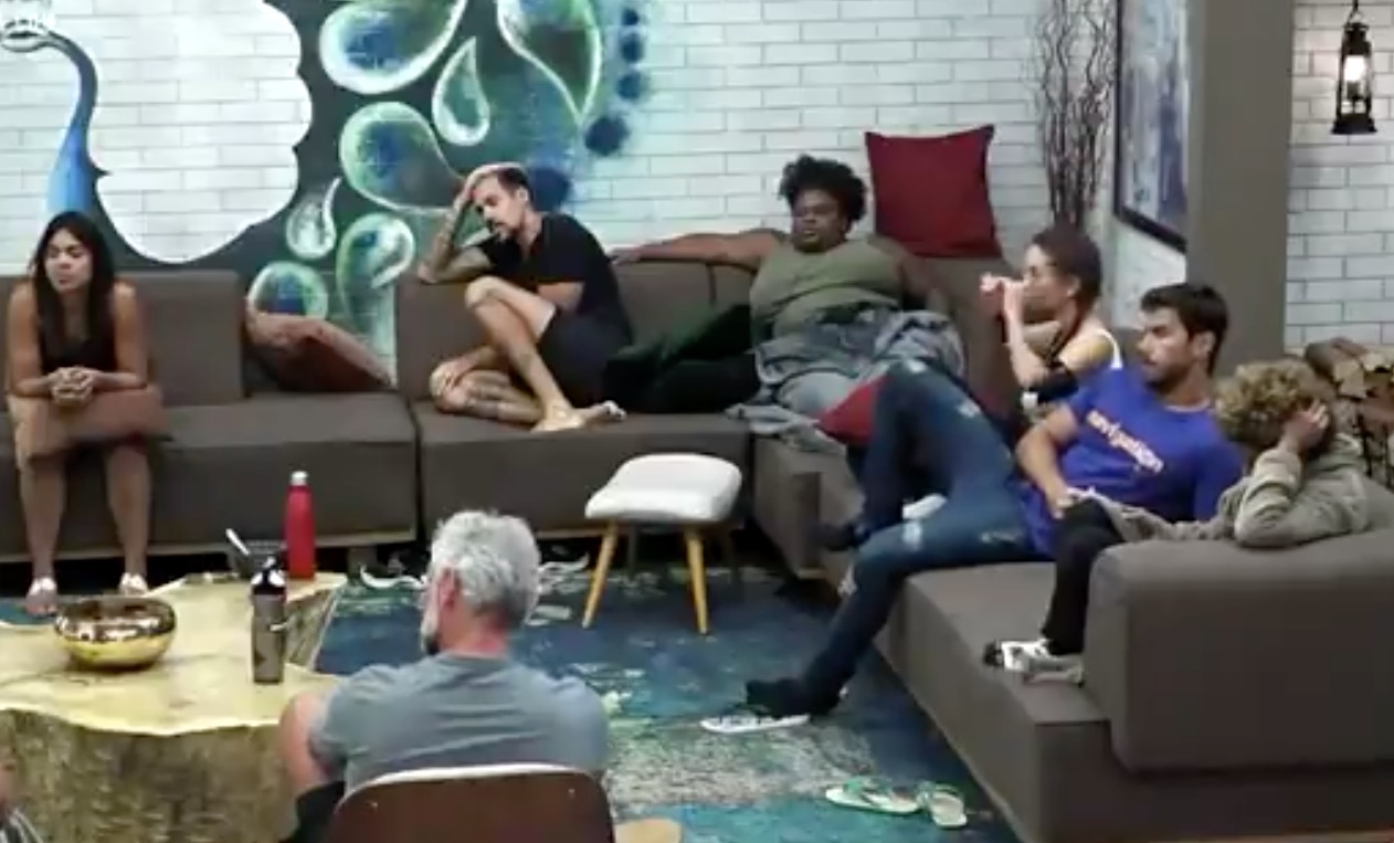 Peões levam bronca da produção após pedidos de informações externas